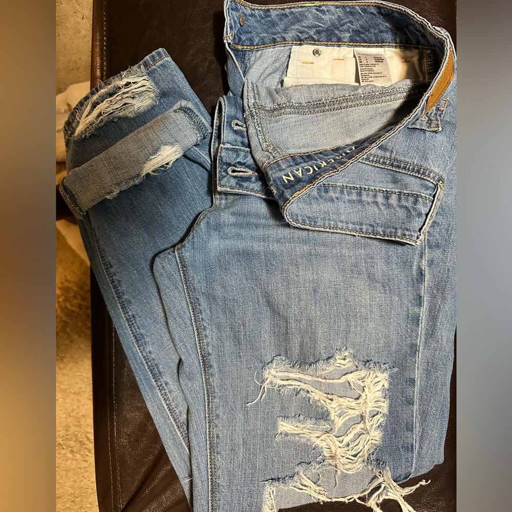 American Eagle distressed Tomgirl jeans size 6